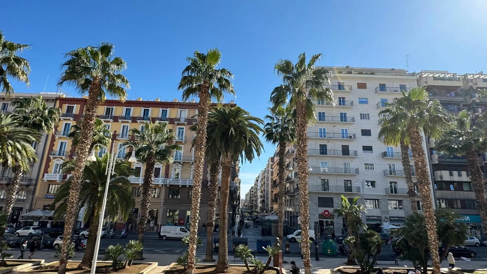 Palm Central House Bari 0*,  Italia